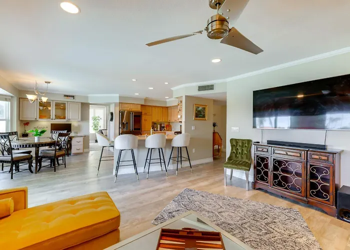 Lakefront Living! Huge W/ Pool Table Holiday home Phoenix