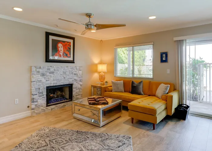 Lakefront Living! Huge W/ Pool Table Holiday home *