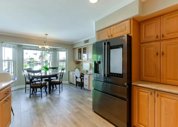 Holiday home Lakefront Living! Huge W/ Pool Table *
