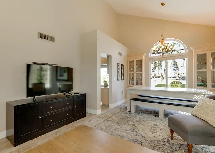 Holiday home Lakefront Living! Huge W/ Pool Table *