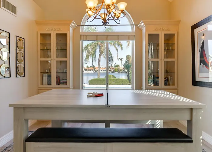 Lakefront Living! Huge W/ Pool Table Holiday home