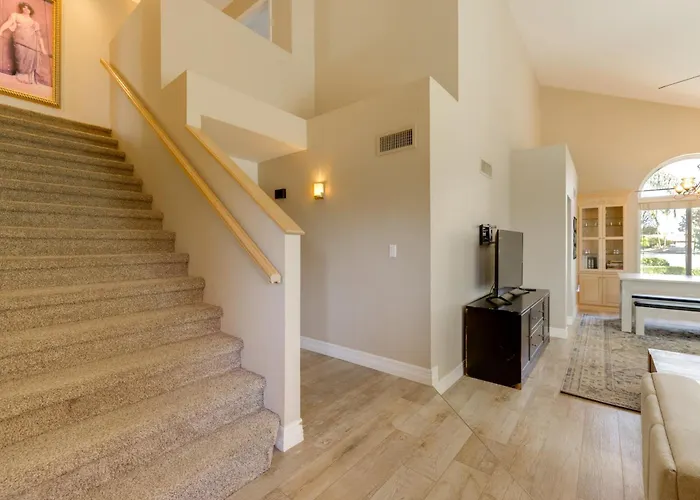 Lakefront Living! Huge W/ Pool Table Holiday home Phoenix
