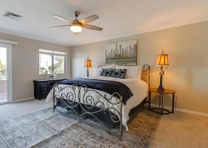 Lakefront Living! Huge W/ Pool Table Holiday home Phoenix