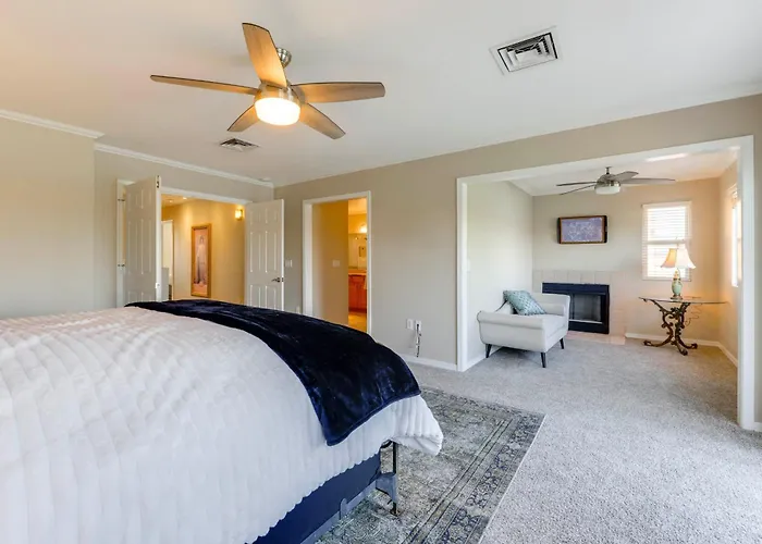 Lakefront Living! Huge W/ Pool Table *