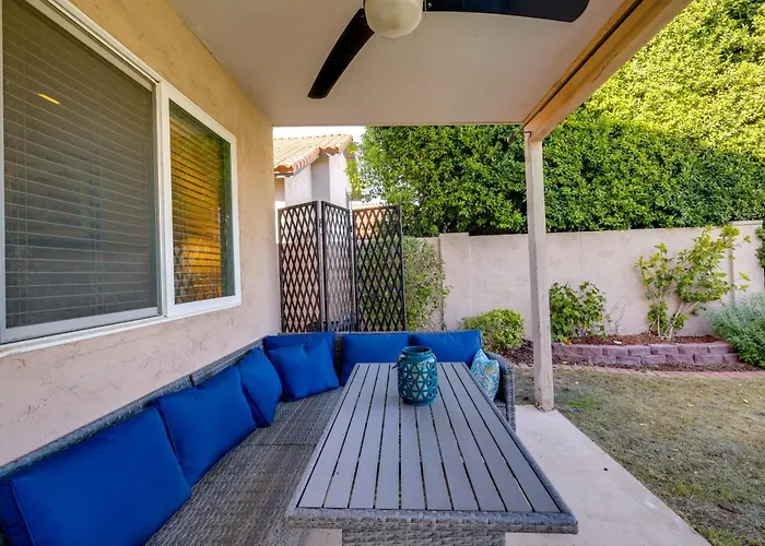 Lakefront Living! Huge W/ Pool Table Holiday home *