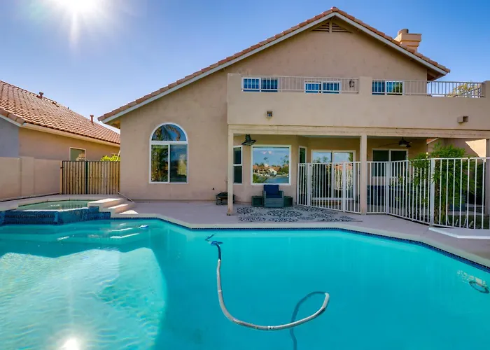Lakefront Living! Huge W/ Pool Table Holiday home *