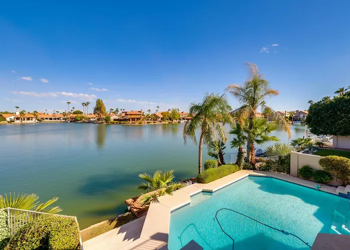 Lakefront Living! Huge W/ Pool Table Holiday home *